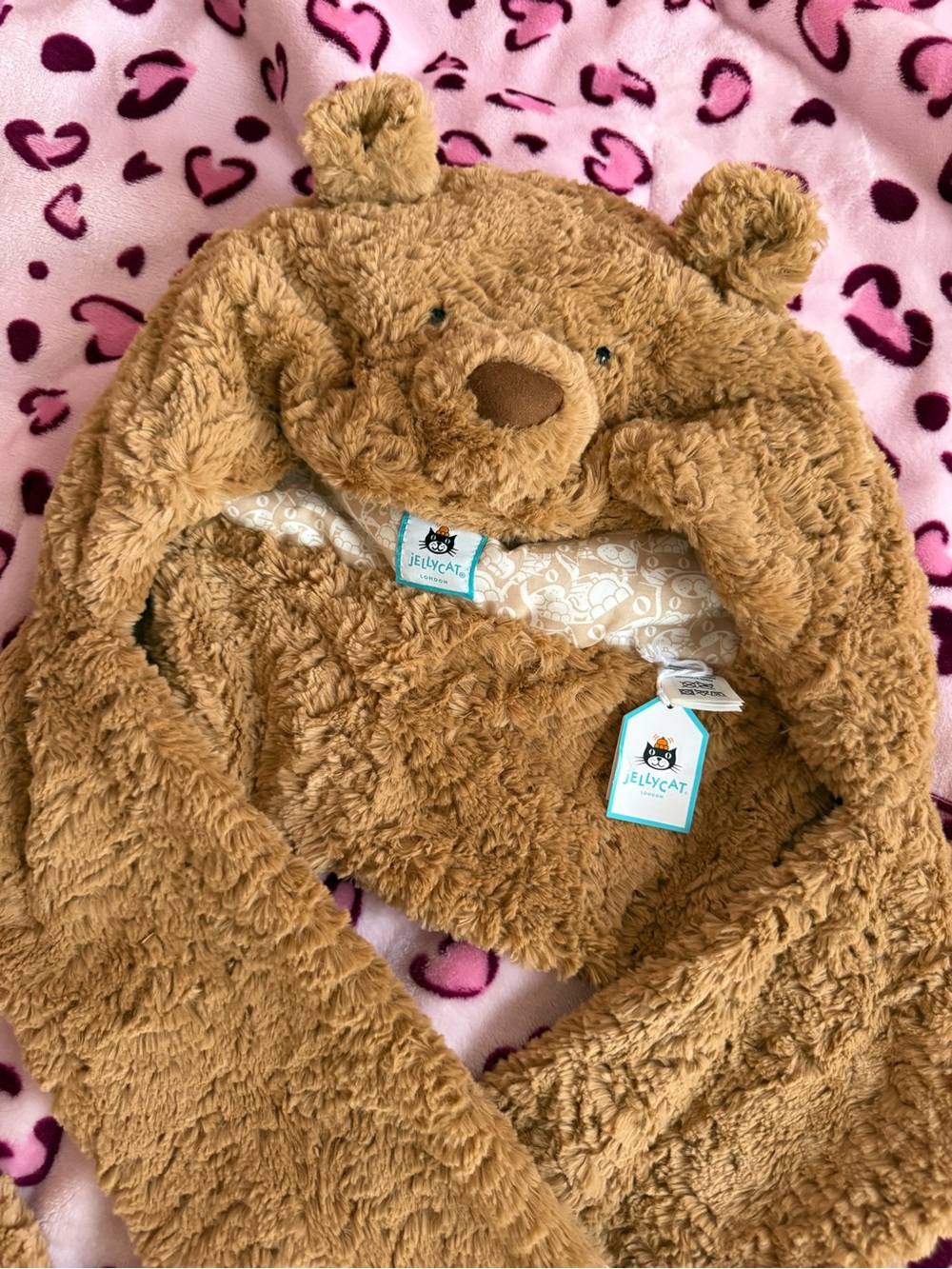 Jellycat Plush Bartholomew Bear Bundlesnug hat